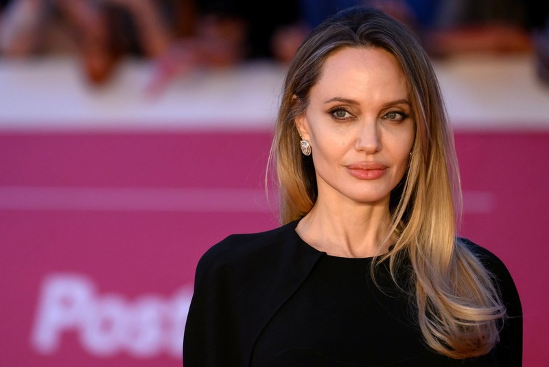 Angelina Jolies Vater soll sie mit einem Jahr verlassen haben.
