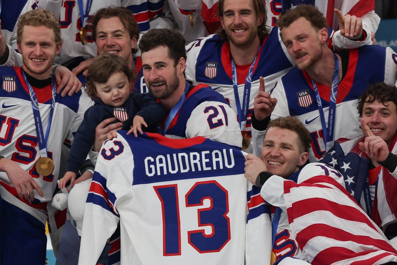 Das Eishockey-Team der USA ehrt einen verstorbenen Spieler.