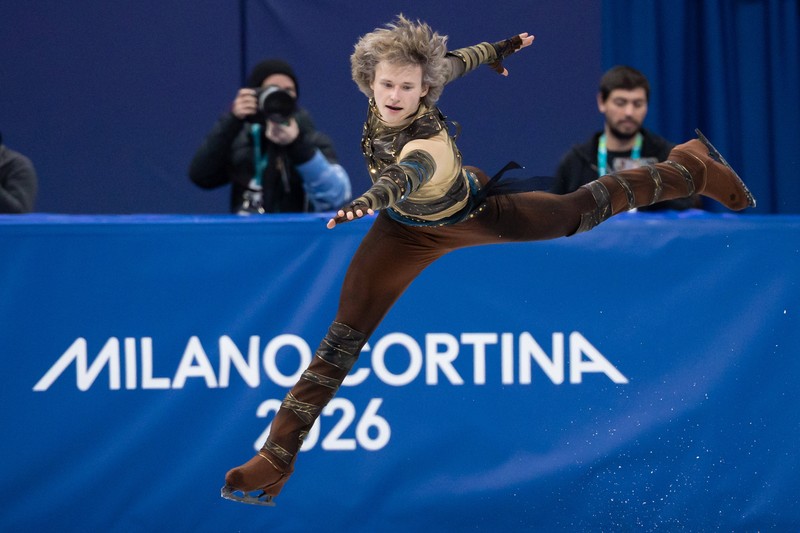 Ilia Malinin macht einen Backflip auf dem Eis. Dieser führte lange zu Punktabzug.