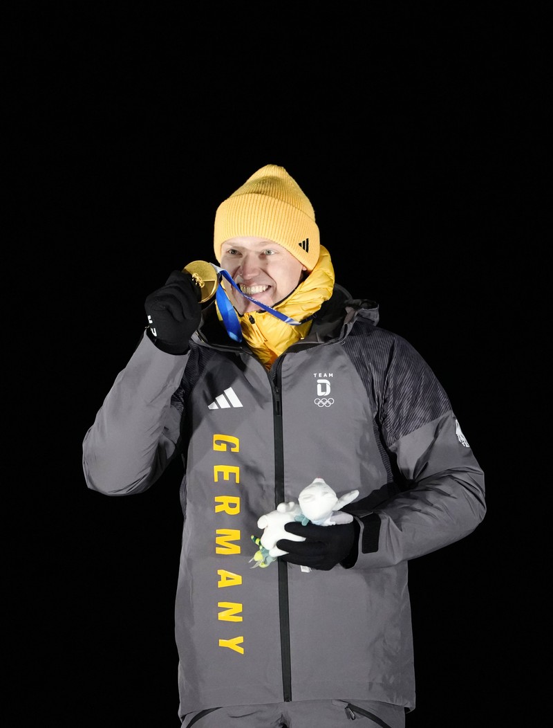 Max Langenhan drückt nach seinem Gold-Sieg den Kanzler am Telefon weg.