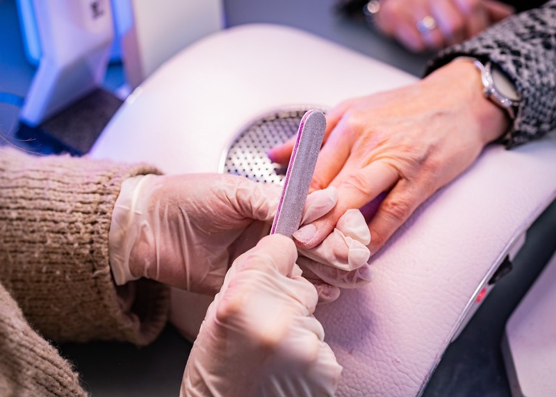 Achte besonders auf die Nagelfeilen im Studio.