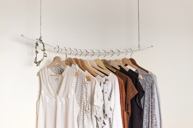 Die Capsule Wardrobe spart Platz und Ressourcen.