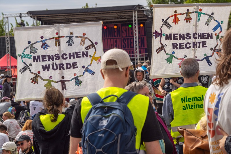 Das Gegengift zu Krisen-Frust und Zukunftsangst: Wir brauchen Geschichten, die fürs Herz sind – und Haltung fordern.