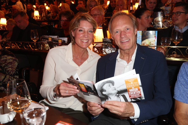 Seit 2021 ist Christina Block außerdem offiziell in einer Beziehung mit dem ehemaligen Fernsehmoderator Gerhard Delling.